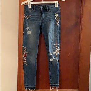 ABERCROMBIE ankle jeans w/ floral embellishment 25